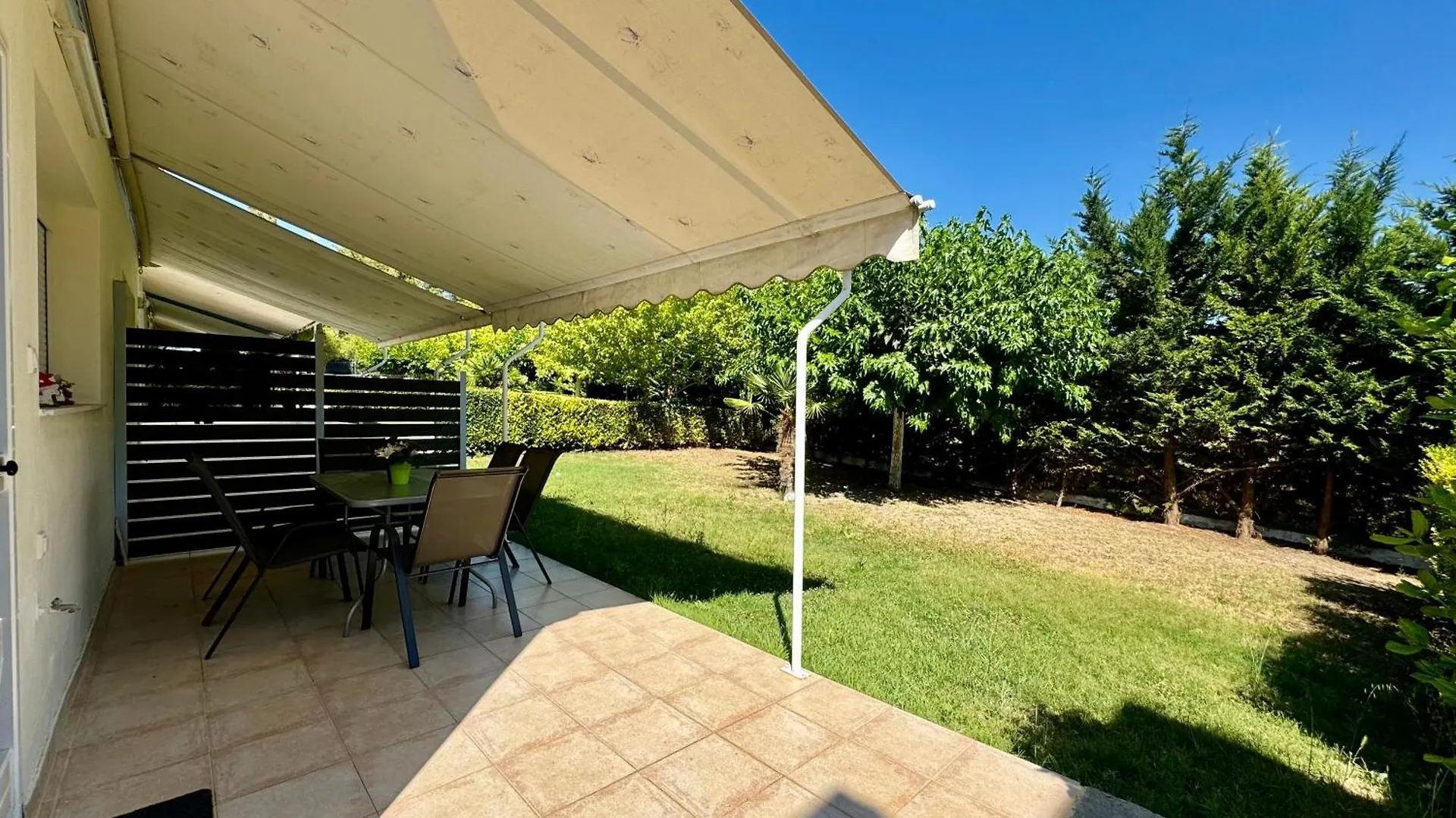 Selina 2-Bdrm Maisonette With Shared Garden, Sani Villa Sani